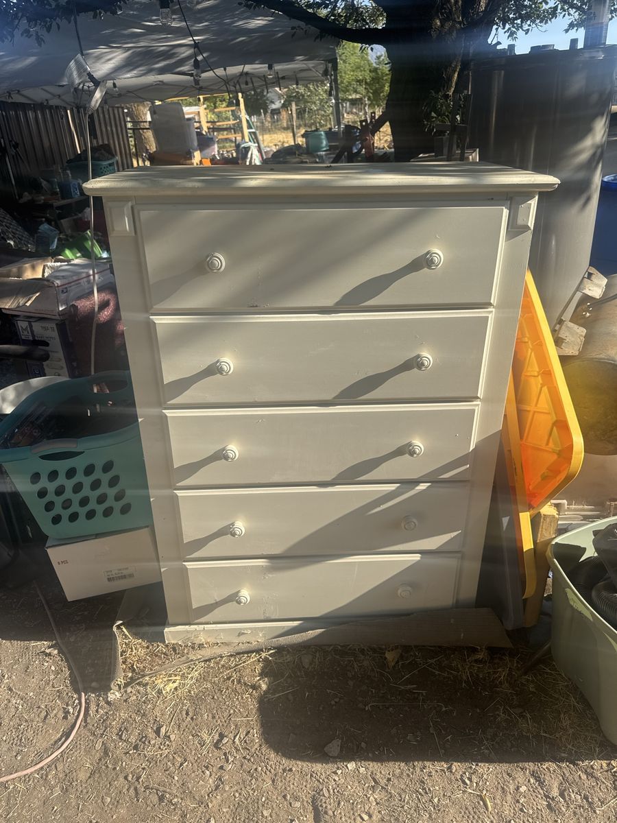 Vintage White 5-Drawer Wooden Chest of Drawers / Dresser