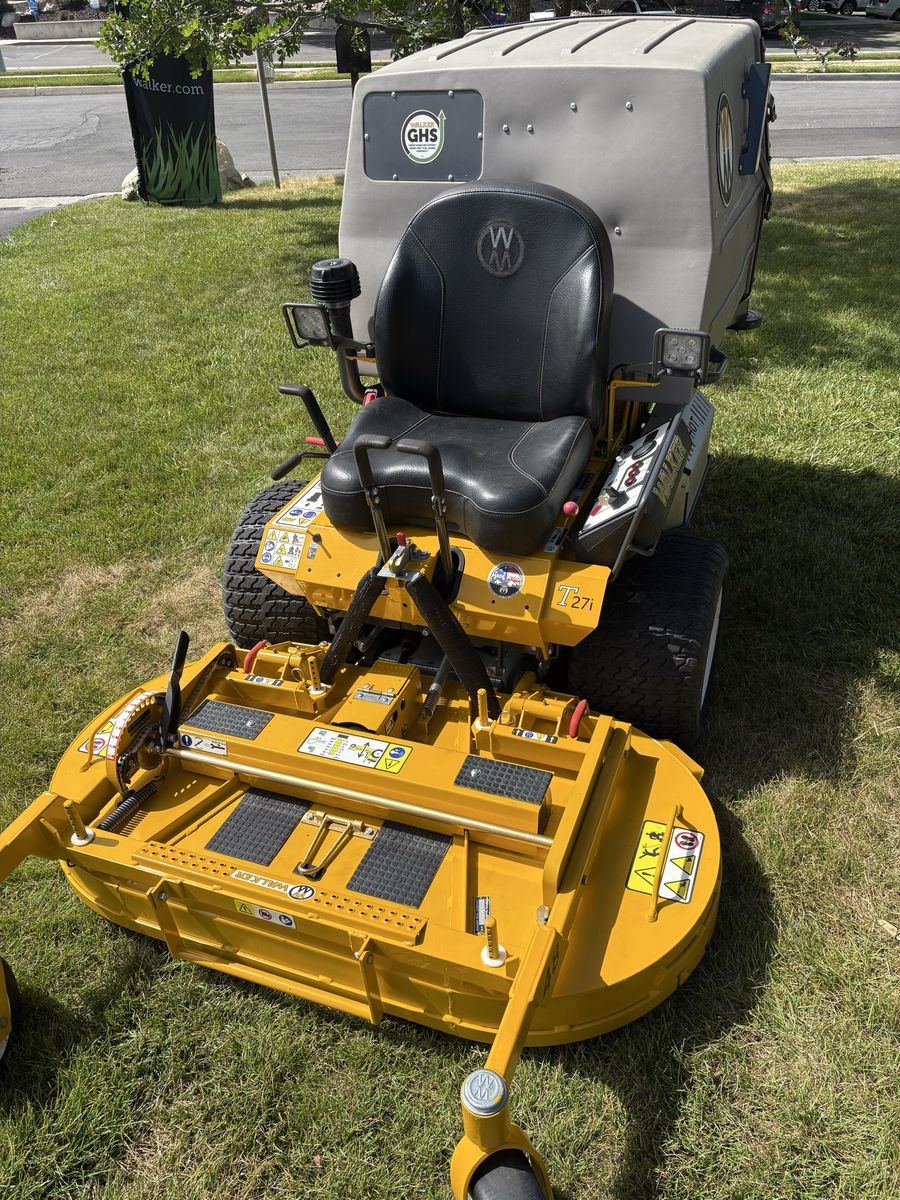 Used Walker Mower T27i Zero-Turn Mower with GHS and 48" Deck - Only 258 Hours.