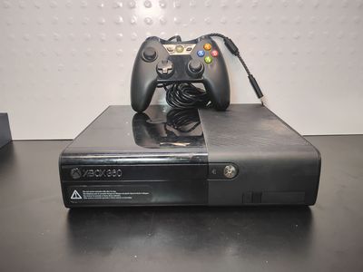 Xbox 360 E (Model 1538) With Controller