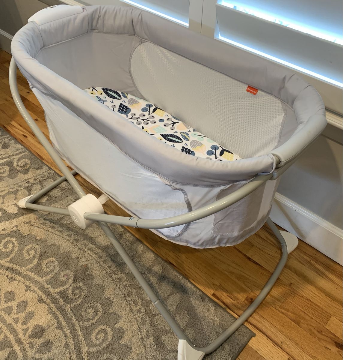 Like New Fisher Price Soothing Motions Bassinet Baby Sleeper
