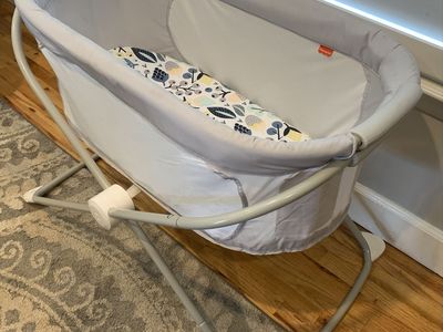 Like New Fisher Price Soothing Motions Bassinet Baby Sleeper