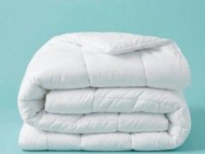 NEW SLEEPGRAM DREAMSLEEP KING/ CALIFORNIA KING COMFORTER (RETAILS: $125)