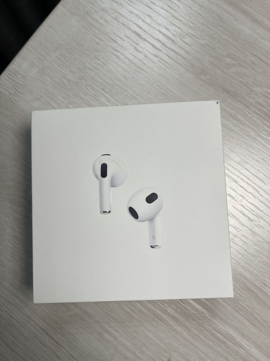 Apple Airpods (3rd generation) w/Lightning Charging Case