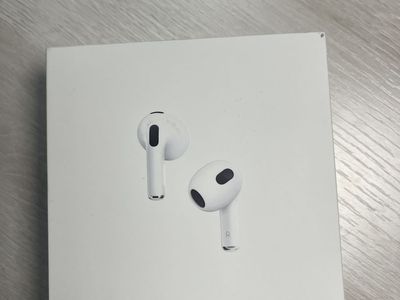 Apple Airpods (3rd generation) w/Lightning Charging Case