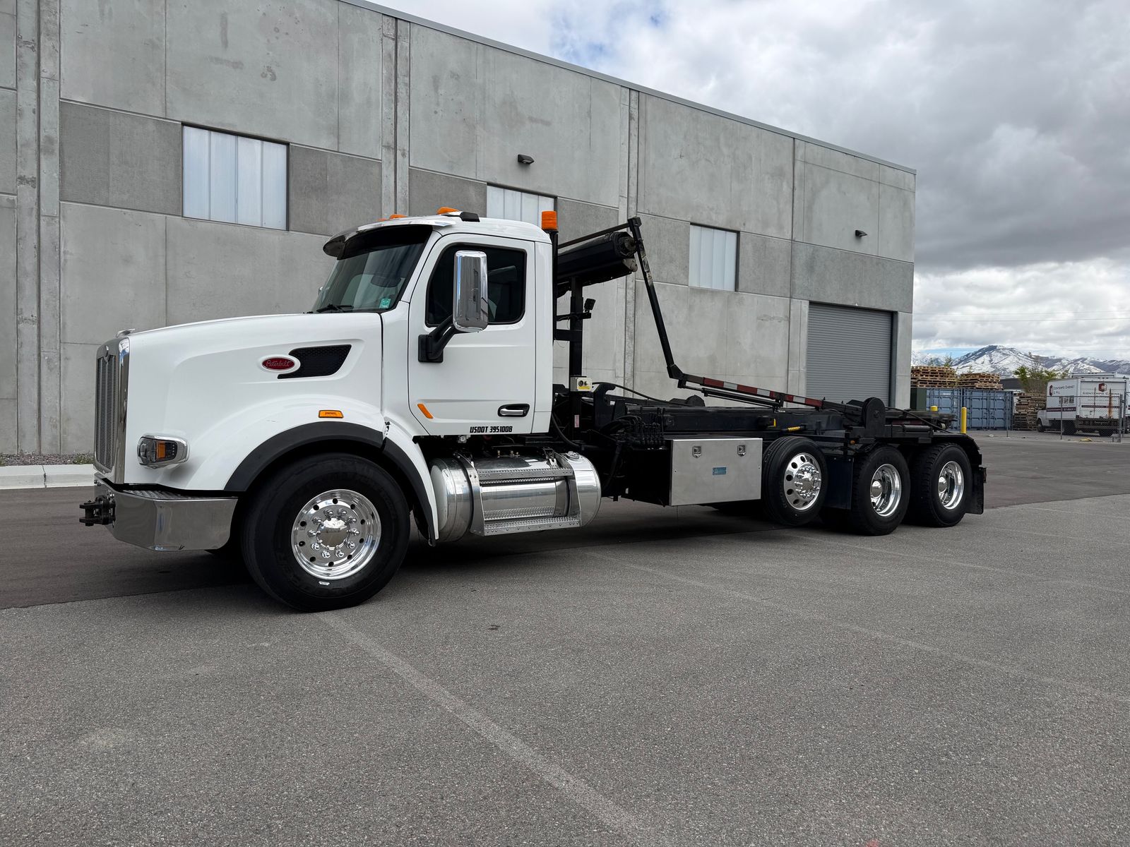 2015 Peterbilt 567 Roll Off Dumpster Truck 
