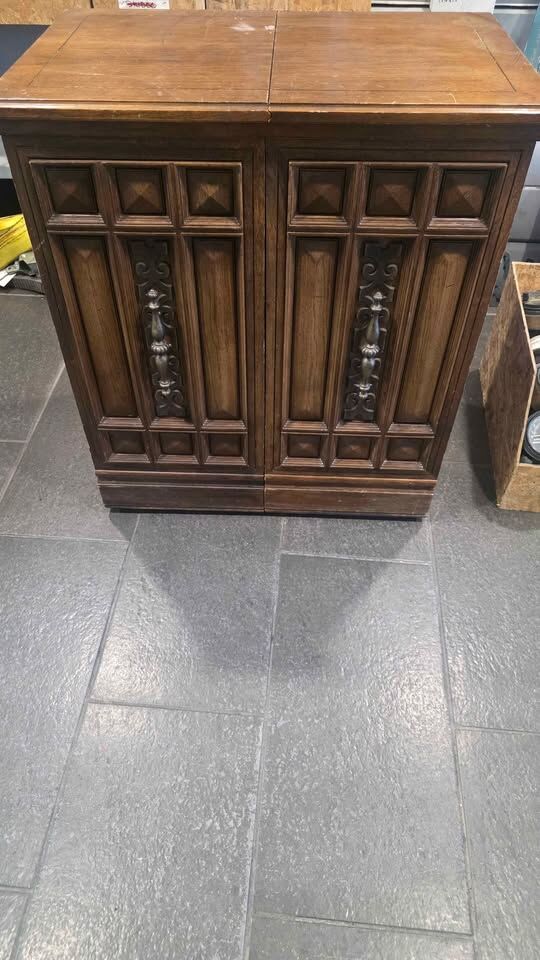 Vintage Singer Sewing Machine in Wooden Cabinet – Fold-Out Desk
