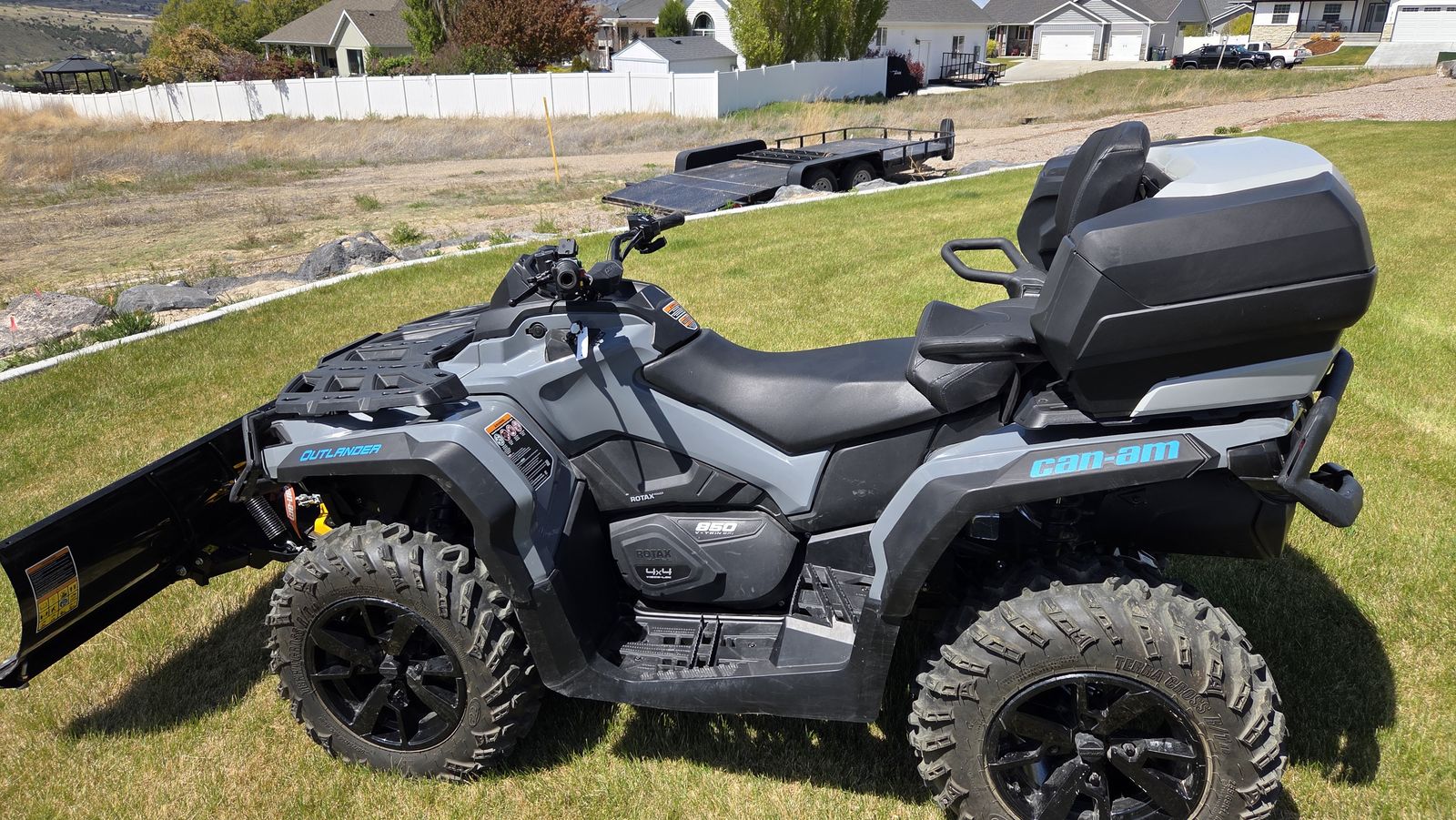 Low Low miles 2023 Can-Am max 850, V-Twin EFI 4X4