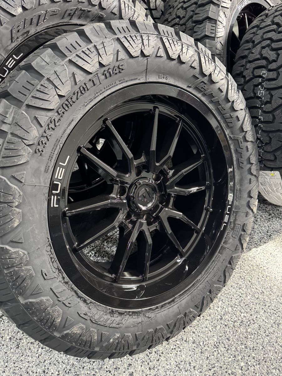 6x5.5 20x9 Fuel Clash/33x12.50r20 Amp AT Pro