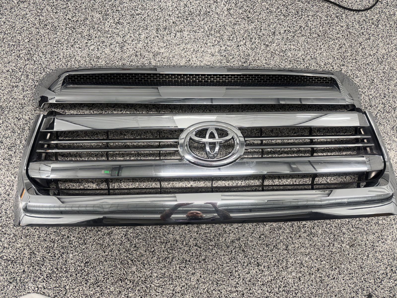 Toyota Tundra Grille and Headlights