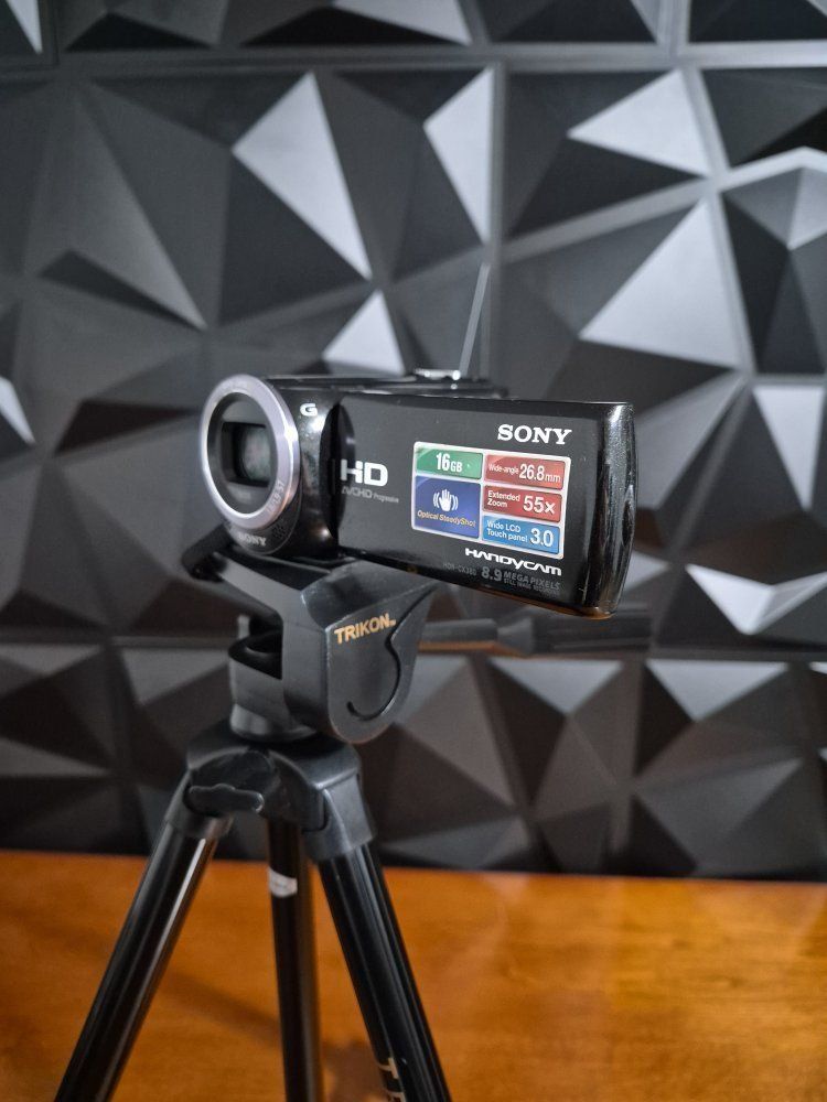 Sony Handycam HDR-CX380 digital HD camcorder, featuring 16GB of internal memory and a 30x optical zoom. Tested. Excellent Condit
