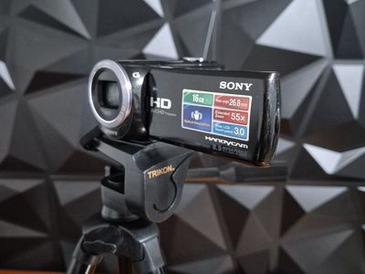 Sony Handycam HDR-CX380 digital HD camcorder, featuring 16GB of internal memory and a 30x optical zoom. Tested. Excellent Condit