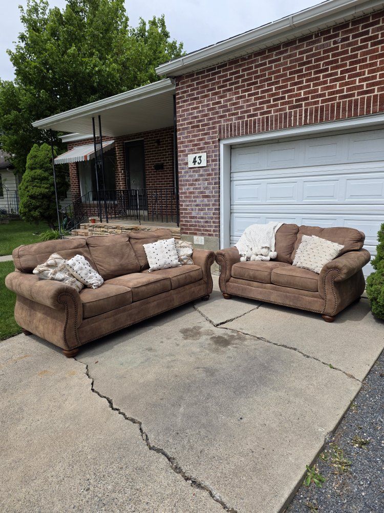 Free Delivery! Couch and Loveseat