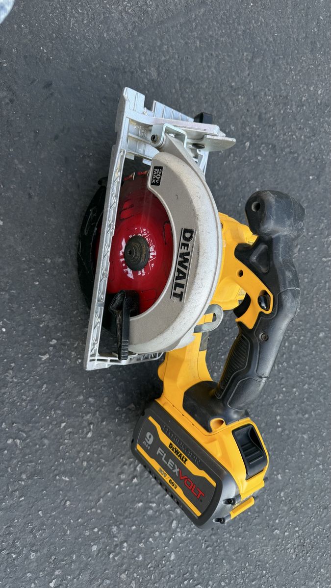 Dewalt saw with battery