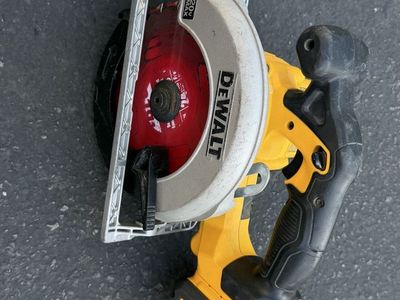 Dewalt saw with battery