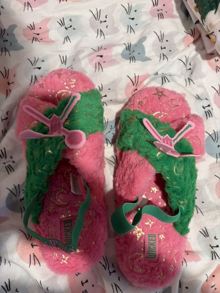 Wicked fuzzy slippers size 9 through 10 women’s