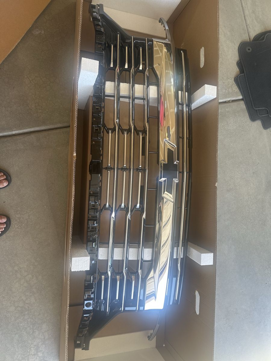Chevrolet Silverado Front Grille Assembly - Chrome and Black for 2025 Chevy Tahoe Brand New