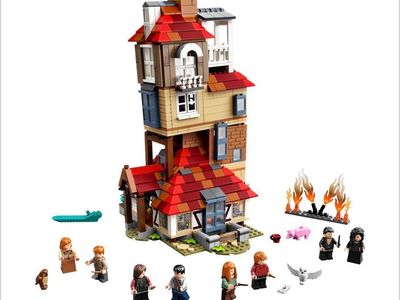 LEGO Harry Potter Attack on The Burrow 75980 Playset - 1047 Pieces, 9+ Age, Weasley Home