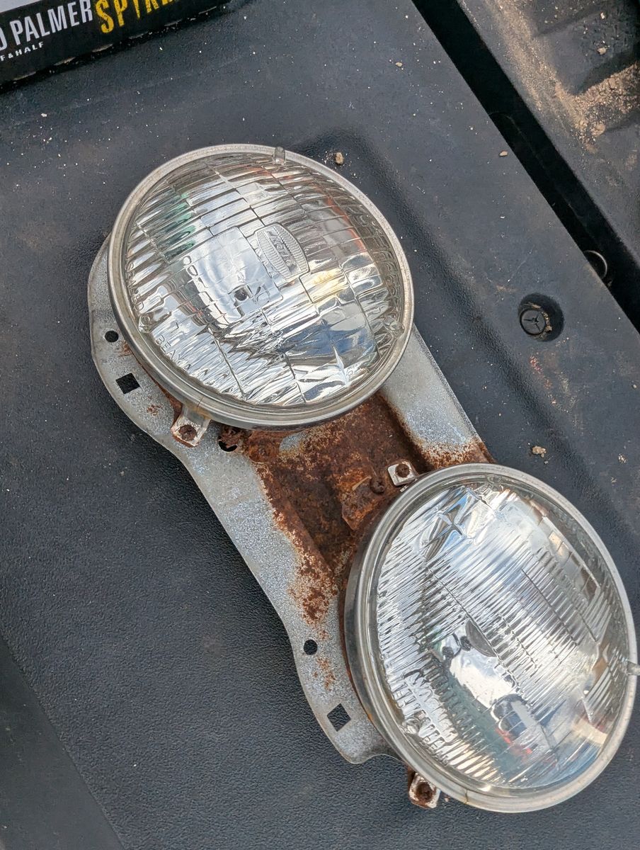 VINTAGE DUAL SEALED BEAM HEADLIGHT ASSEMBLY