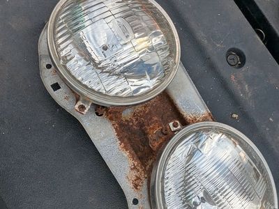 VINTAGE DUAL SEALED BEAM HEADLIGHT ASSEMBLY