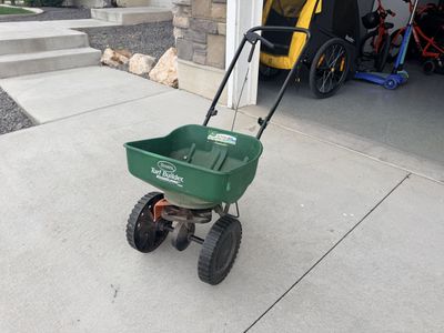 Scotts Fertlizer Thrower