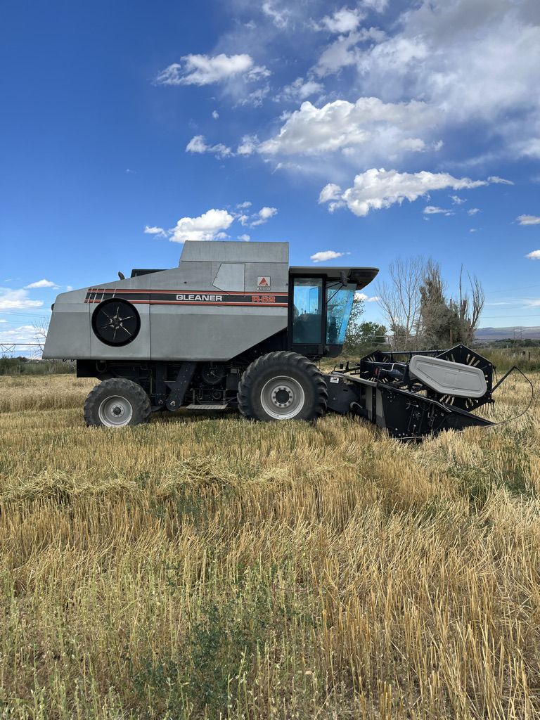 Gleaner R-62 combine