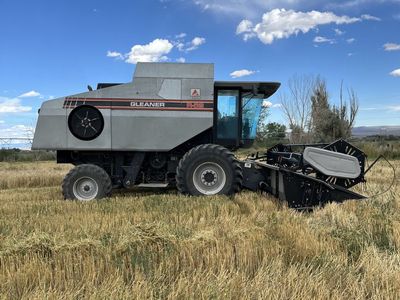 Gleaner R-62 combine
