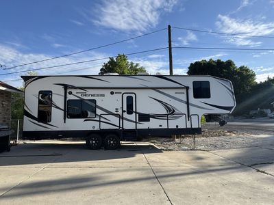 Genesis Supreme 33CK 5th Wheel toyhauler 2018