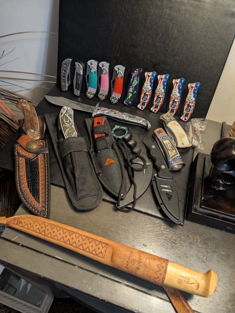 Lot of 21 knives.  Some new, Some used. Hunting and novelty. vintage, folding and fixed blade. Asking $75 for all