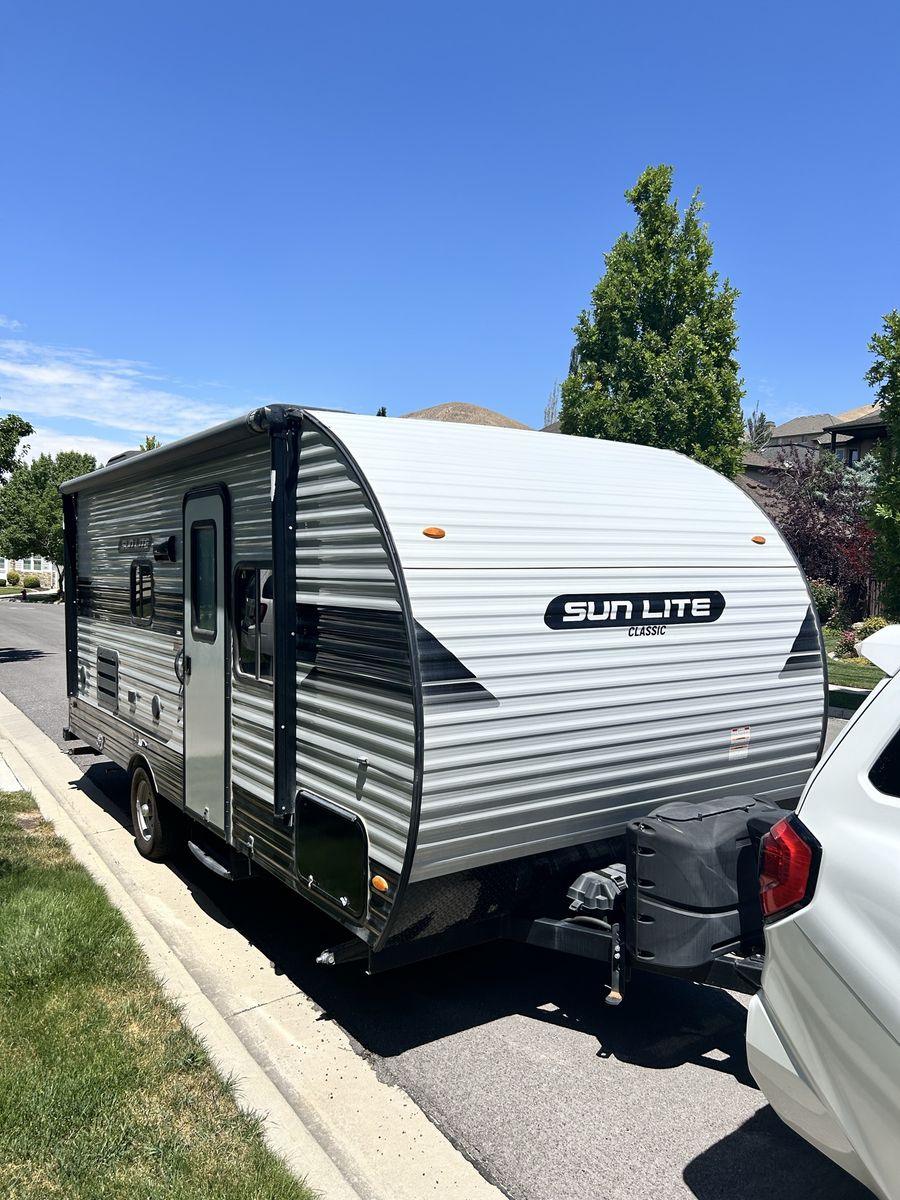 2020 Sun Lite Classic Travel Trailer Bumper Pull - Great Condition, Ready for Adventure