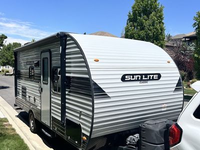 2020 Sun Lite Classic Travel Trailer Bumper Pull - Great Condition, Ready for Adventure
