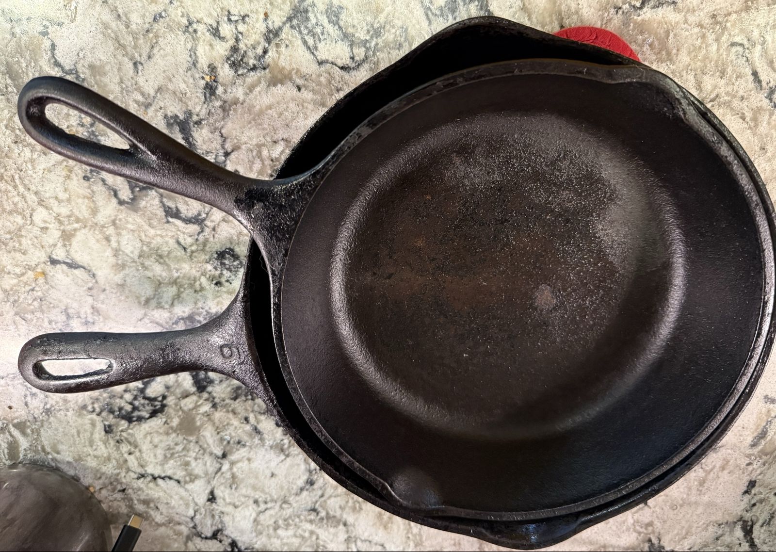 Cast Iron Skilled - Lodge + 9" Seasoned Pan