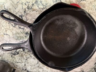 Cast Iron Skilled - Lodge + 9" Seasoned Pan