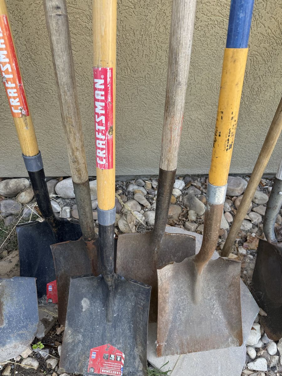 Square nose shovels