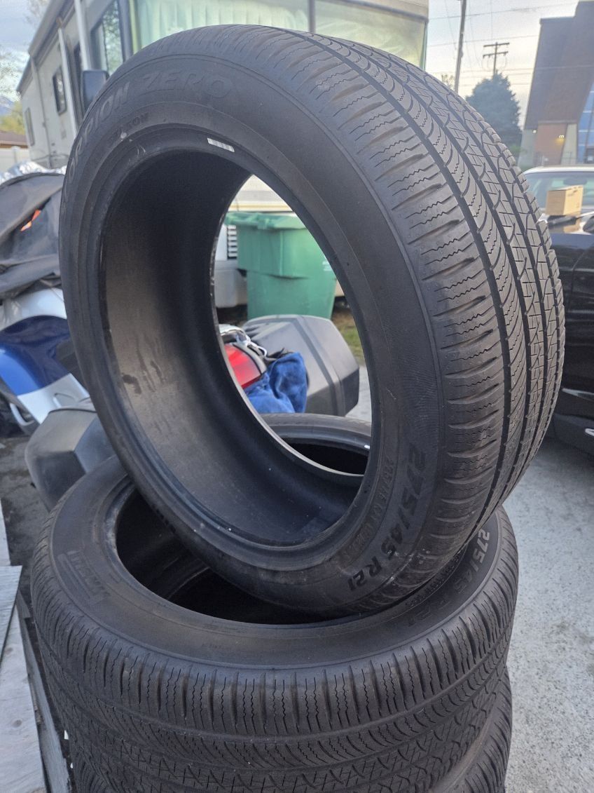 275/45r21