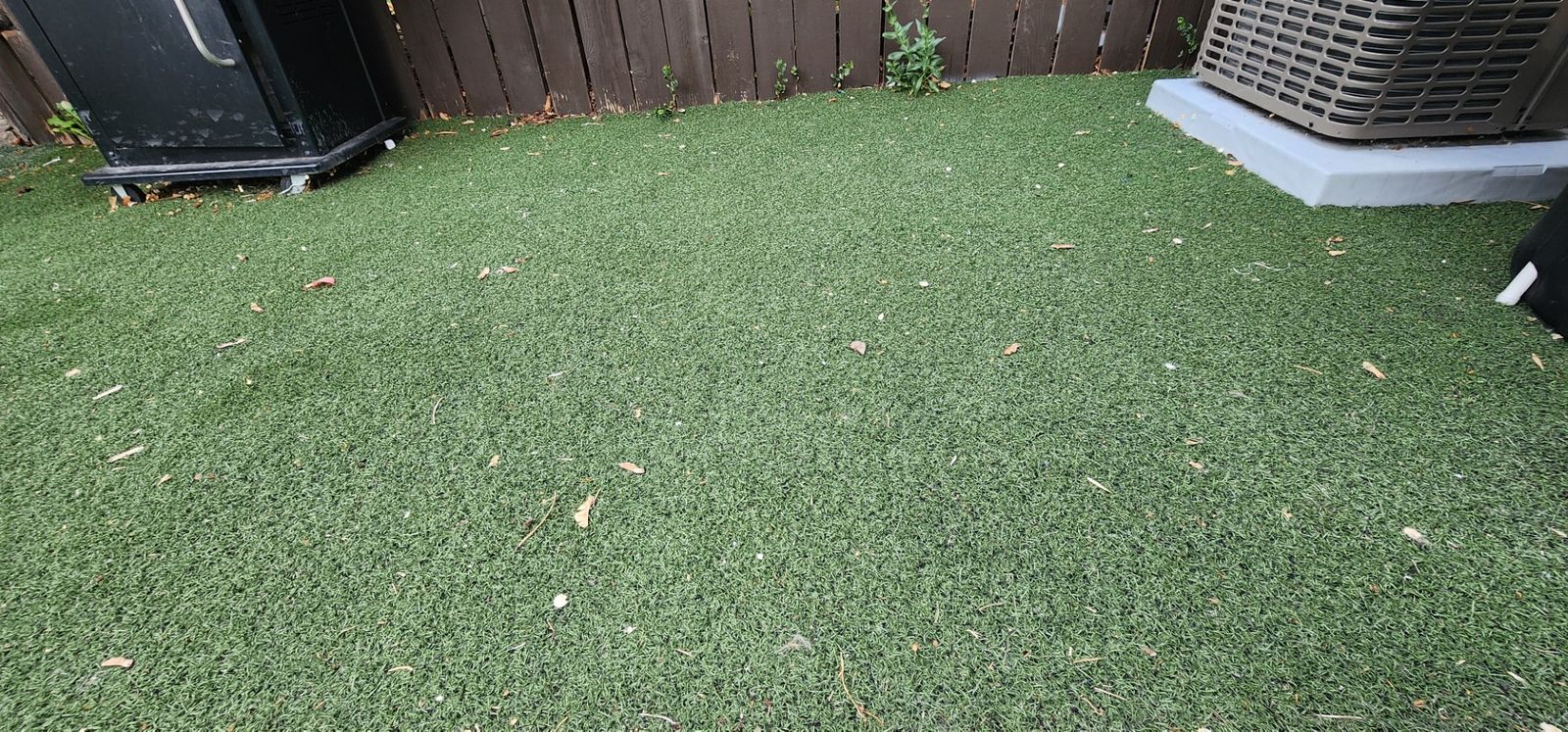 Green artificial turf 7' X 15 -18'