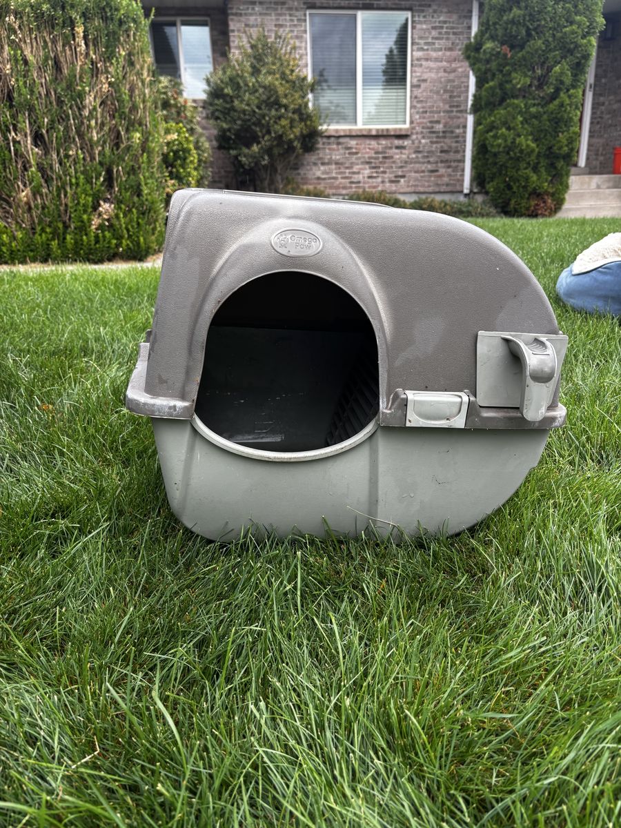 Omega Paw Roll 'N Clean Self-Cleaning Litter Box