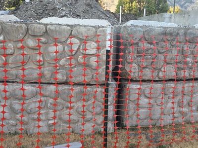 Used Large Decorative Cobblestone-Patterned Concrete Retaining Wall Blocks