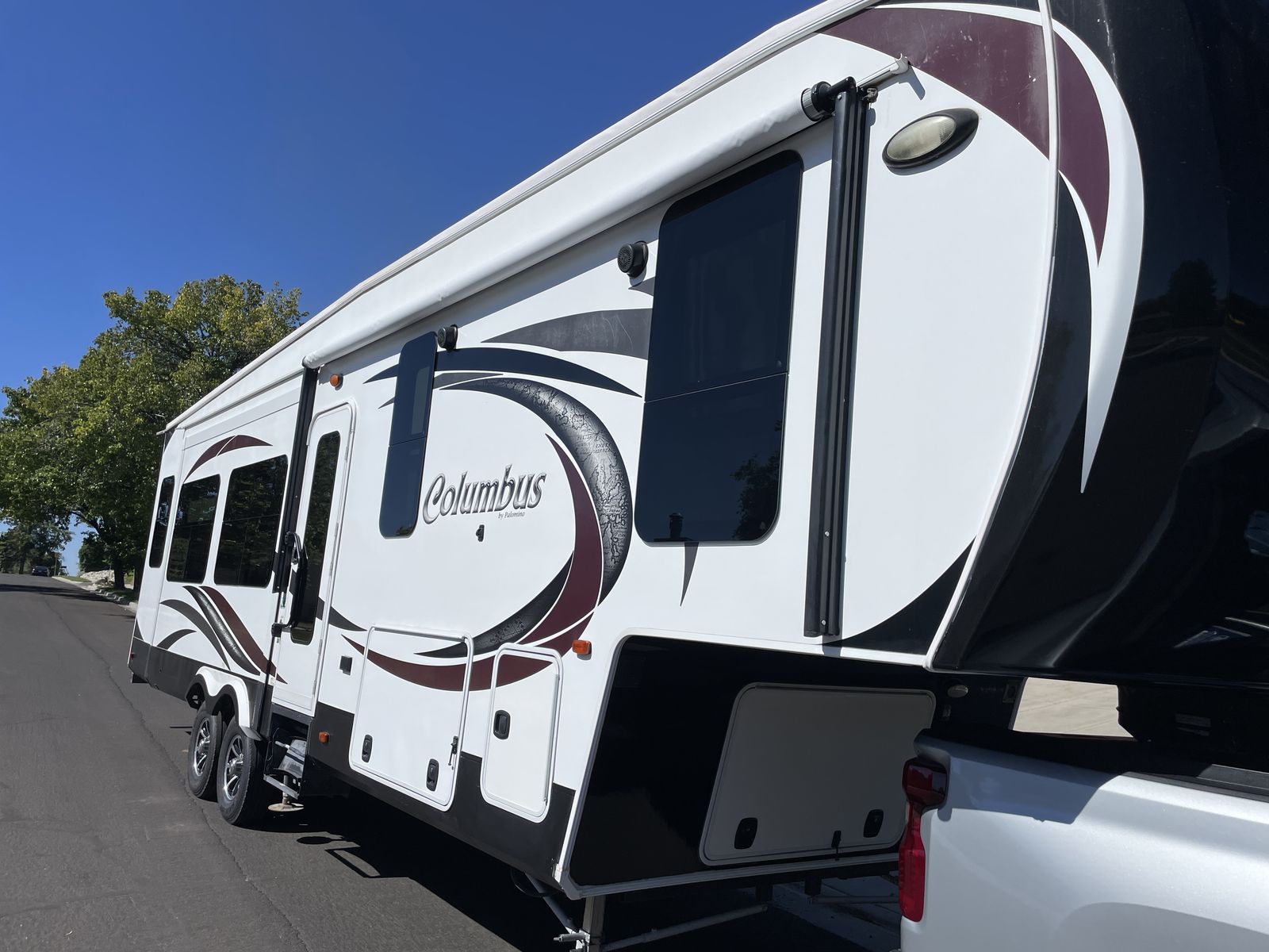 2016 Columbus 320RS – Onan 5.5 KW Generator, Auto Leveling, King Bed – $24,995
