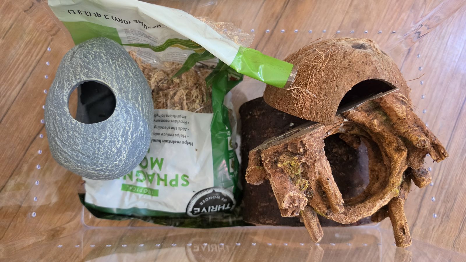 Terrarium with Sphagnum Moss & Decor Bundle - Hide, Log, Coconut House & substrate.