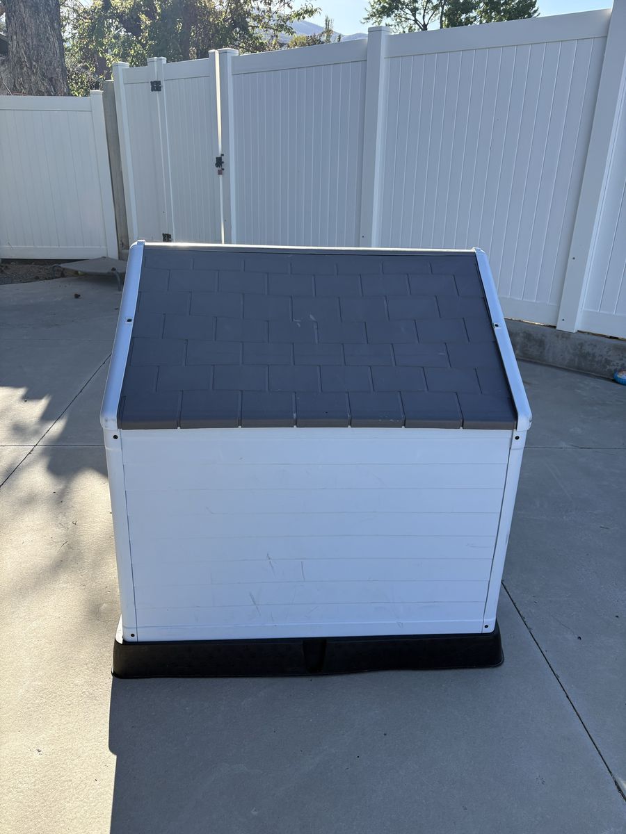 Frisco Plastic Outdoor Dog House with Elevated Platform, Large