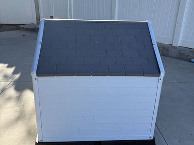 Frisco Plastic Outdoor Dog House with Elevated Platform, Large