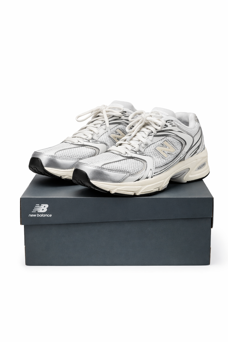 Women’s New Balance 530 Silver Metallic Linen color Sneakers size 8