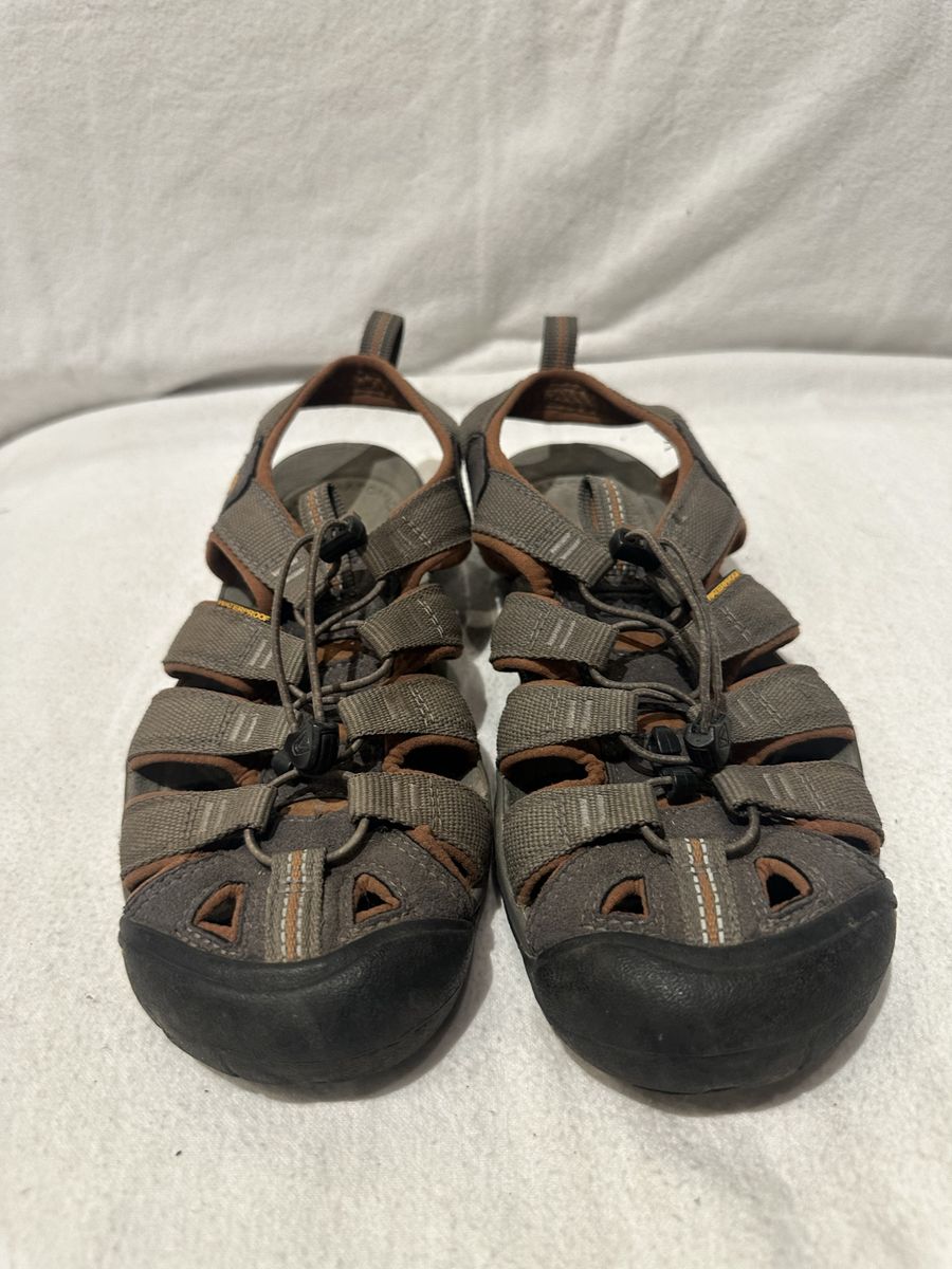 Keen women’s size 7, gray slim fit Wtrprf hiking sandals