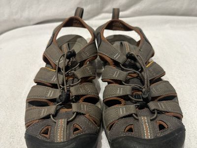 Keen women’s size 7, gray slim fit Wtrprf hiking sandals