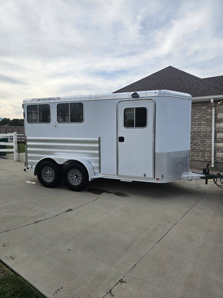 2011 2 horse slant load/with tack room