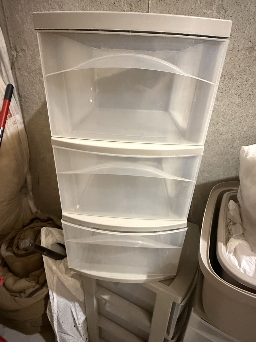 Storage containers
