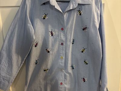 The Quaker Factory Women's Blue Bee Embroidered Button-Up Shirt Size Medium 100% Cotton