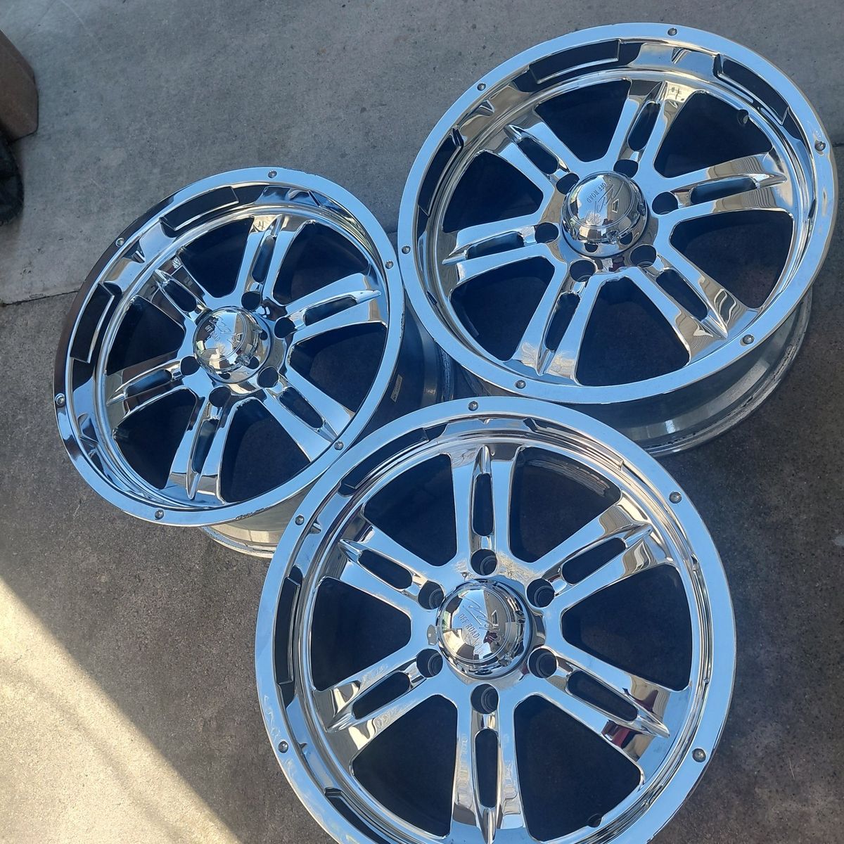 selling (3) 18" 6x5.5 ultra of road chrome wheels