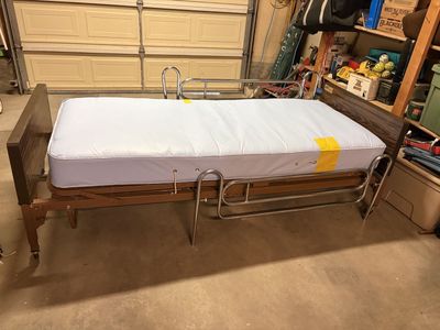 Invacare Synchronizer Hospital bed