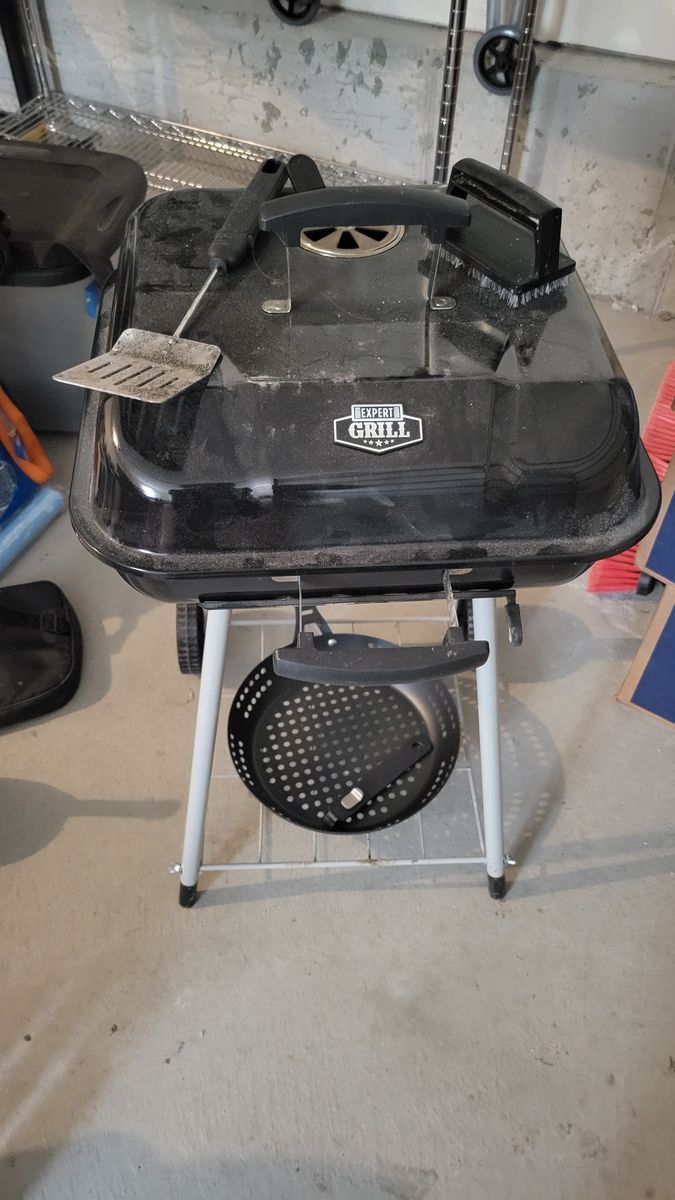 Expert Grill Charcoal Grill, 17.5 Inch Charcoal Grill with Wheels, Black  (includes accessories and charcoal)